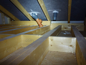 Zateplení stropu dřevostavby pomocí foukané izolace